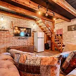 Romantic Pet Friendly House Orhideja - By Tourist Agency Leut 別荘 プリヴラカ