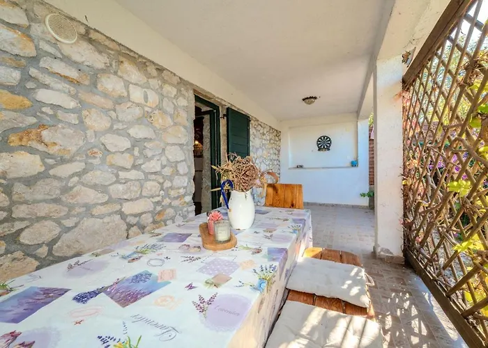 Romantic Pet Friendly House Orhideja - By Tourist Agency Leut 펜션 프리블라카