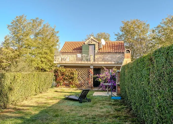 Romantic Pet Friendly House Orhideja - By Tourist Agency Leut بيت للعطل