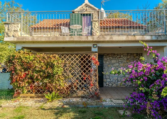 Romantic Pet Friendly House Orhideja - By Tourist Agency Leut بيت للعطل